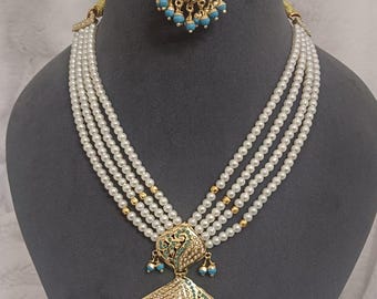 Conjunto de collar y pendientes Jadau: joyería nupcial bañada en oro de 22 quilates con turquesa.