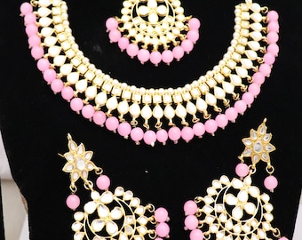 Gargantilla Kundan bañada en oro: joyería nupcial india con cuentas rosas