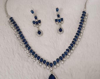Conjunto de collar y aretes de novia con diamantes de circonita cúbica y zafiro plateado.