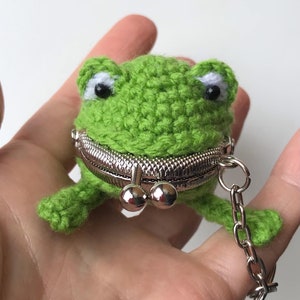 MOTIF de porte-monnaie grenouille au crochet. Porte-clés grenouille verte, modèle au crochet