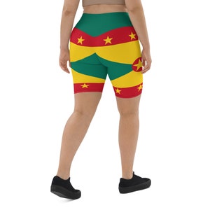 Może przedstawiać: Szorty sportowe z wysokim stanem z flagą Grenady. Szorty mają zieloną górę, czerwone i żółte paski oraz żółte gwiazdy. Wzór powtarza się z tyłu. Szorty są wykonane z elastycznego materiału.