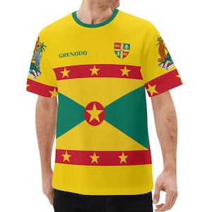 Może przedstawiać: Żółta koszulka z nadrukowaną flagą Grenady. Flaga ma czerwony, żółty i zielony pas diagonalny z żółtą gwiazdą w środku. Koszulka ma również napis "GRENADA" nadrukowany z przodu.