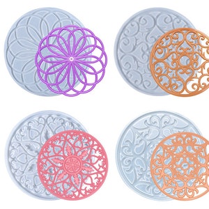 Può includere: Quattro set di stencil rotondi decorativi, ognuno con un design diverso. Gli stencil sono realizzati in materiale bianco e presentano un design in rilievo. I design includono un fiore, un vortice, un fiocco di neve e un motivo geometrico. Gli stencil sono perfetti per l'artigianato e la decorazione.