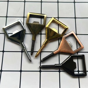 Puede incluir: Cuatro abridores de botellas con diferentes acabados: plateado, dorado, cobre y negro. Cada abridor tiene un diseño de tornillo y una abertura en forma de diamante.