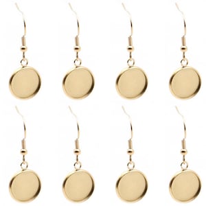 Könnte beinhalten: Satz mit acht goldfarbenen Ohrringrohlingen mit runden, klaren Glascabochons. Die Ohrhaken sind einfach und haben oben eine kleine Perle.