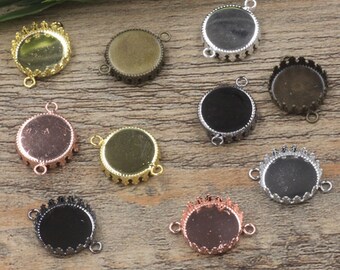 Könnte beinhalten: Sortiment von zehn runden Metall-Fassungen mit dekorativem Rand. Die Fassungen sind in verschiedenen Farben, darunter Gold, Silber, Bronze und Kupfer. Jede Fassung hat zwei Sprungringe zum Anbringen an Schmuck.