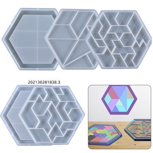 Peut inclure: Trois moules en silicone pour la fabrication de sous-verres hexagonaux en résine. Les moules présentent différents motifs géométriques, notamment une grille simple, un motif géométrique plus complexe et un motif de petits triangles. Les moules sont présentés à côté de sous-verres en résine finis réalisés avec les moules.