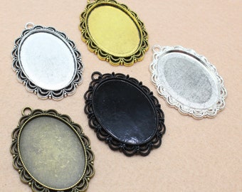 Puede incluir: Cuatro bandejas ovaladas de metal para colgantes con bordes decorativos. Las bandejas son plateadas, doradas, negras y bronce.