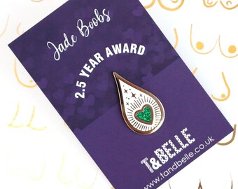 Odznaka z kamieniem milowym 2,5 roku karmienia piersią i odciągania pokarmu Drops of Magic – Jade Award, pamiątkowa przypinka emaliowana