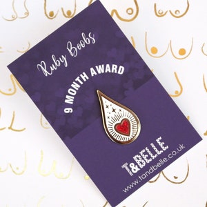 9 Monate Stillen & Ausdruckenden Milestone Award Emaille Pin: Rubin Boobs Droplet Andenken Anstecker