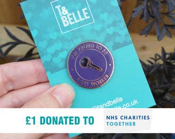 Proud to be a Key Worker emaille pin - NHS liefdadigheidsdonatie - roségoud en paars