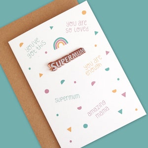 Carte de voeux Supermum avec épinglette en émail pailleté or rose et blanc - Fête des Mères - Anniversaire de maman
