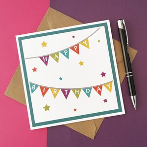 Tarjeta ecológica con banderines y estrellas de colores para felicitar el cumpleaños