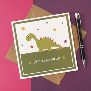 Tarjeta ecológica unisex de cumpleaños con diseño de dinosaurio arcoíris de Birthday-saurus