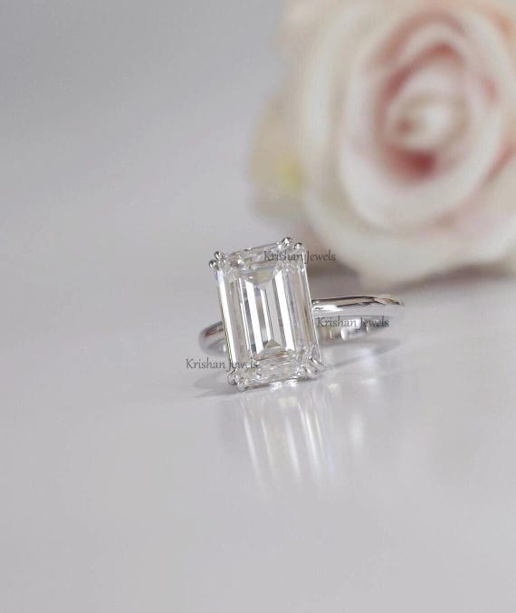 Anello con diamante da carati taglio smeraldo coltivato in