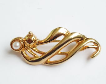 Vintage Golden Brooch with Pearl