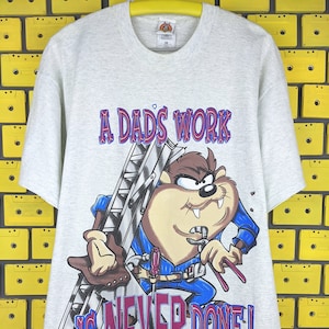 Vintage 1998 Tazmanian Devil T-shirt "A Dad's Work Is Never Done" Looney Tunes Merrie Melodies Warner Bros Cartoon Merch T-shirt maat L/XL
