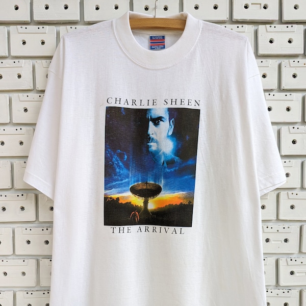 Vintage 90s The Arrival Film Promo Camiseta Charlie Sheen Ciencia Ficción Suspense Película Merch Camiseta Tamaño XL