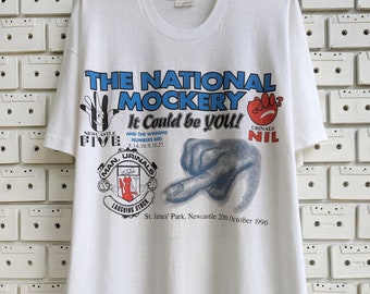Vintage 1996 FC Newcastle United camiseta The Magpies Fan Joke Fútbol Fútbol Merch Camiseta Tamaño XL