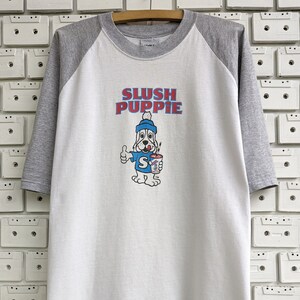 Vintage 90s Slush Puppie Camiseta Chilly Dog Mascot Stanley Desantis 3/4 Manga Raglan Camiseta Tamaño M