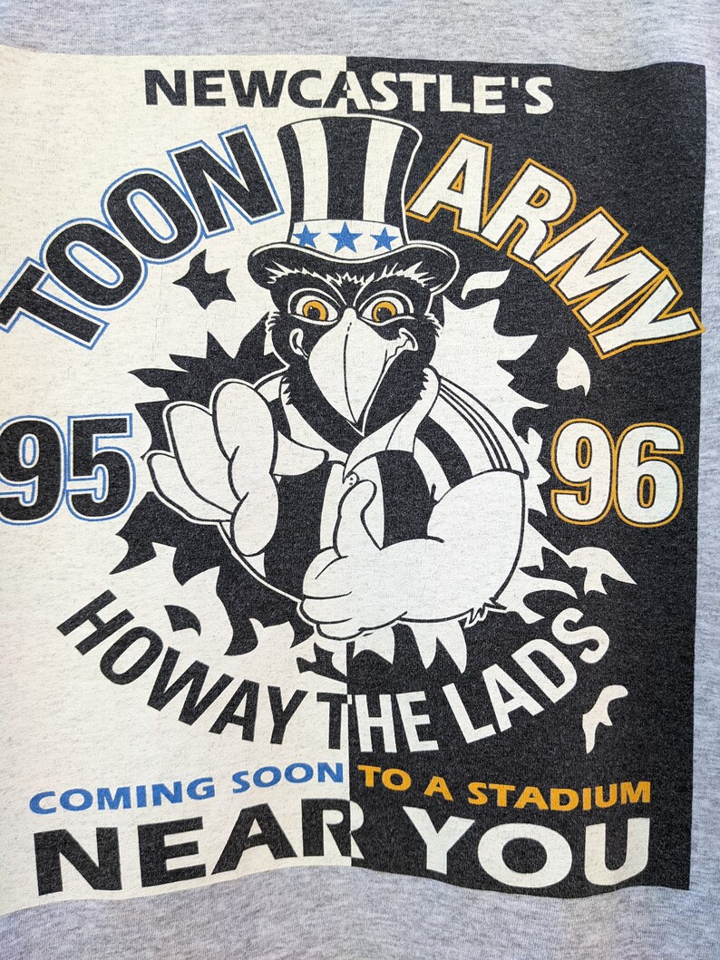 Puede incluir: Una camiseta gr&aacute;fica en blanco y negro con un p&aacute;jaro de dibujos animados que lleva un sombrero con estrellas y rayas. El texto de la camiseta dice "Newcastle's Toon Army 95-96 Howay The Lads Coming Soon To A Stadium Near You".
