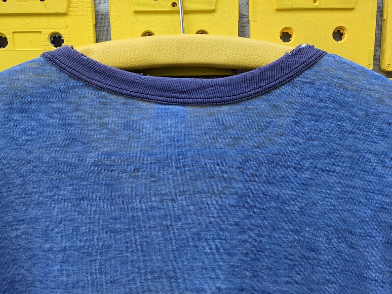 Puede incluir: Una camiseta azul con cuello redondo azul marino. La camiseta est&aacute; hecha de un material suave y c&oacute;modo.