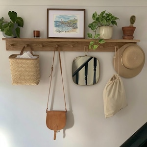 Eiche Zapfenleiste mit Ablage | Shaker Style Garderobe | Badezimmer Handtuchhalter | Flur Schlüssel Aufbewahrung | Massivholz Haken Regal Bild 8