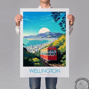 Może przedstawiać: Plakat z żywą ilustracją Wellington w Nowej Zelandii. Czerwony wagonik kolejki linowej zjeżdża po torze, z miastem i portem w tle. Na plakacie widnieją napisy "WELLINGTON" i "NEW ZEALAND".