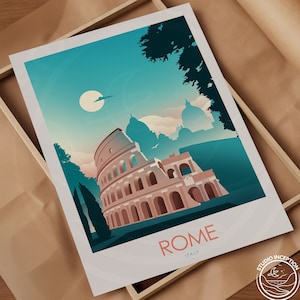 Puede incluir: Un dise&ntilde;o de p&oacute;ster de viaje vintage con el Coliseo en Roma, Italia. El p&oacute;ster est&aacute; ilustrado en una paleta de colores apagados de azul, verde y marr&oacute;n. El texto "ROMA ITALIA" est&aacute; impreso en la parte inferior del p&oacute;ster.