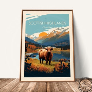 Puede incluir: Un cartel de viaje vintage con una vaca Highland marr&oacute;n de pie en un campo con un lago y monta&ntilde;as en el fondo. El texto del cartel dice "Scottish Highlands, Scotland".