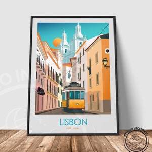 Peut inclure: Un tramway jaune et bleu monte dans une rue &eacute;troite bord&eacute;e de b&acirc;timents color&eacute;s &agrave; Lisbonne, au Portugal. Le texte "LISBONNE" et "PORTUGAL" est imprim&eacute; sous le tramway.