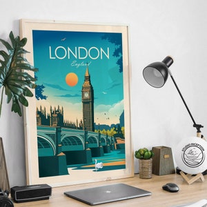 Pode incluir: Um p&ocirc;ster de estilo vintage com uma ilustra&ccedil;&atilde;o colorida do Big Ben e as Casas do Parlamento em Londres, Inglaterra. O p&ocirc;ster tem o texto "LONDON England" no topo.
