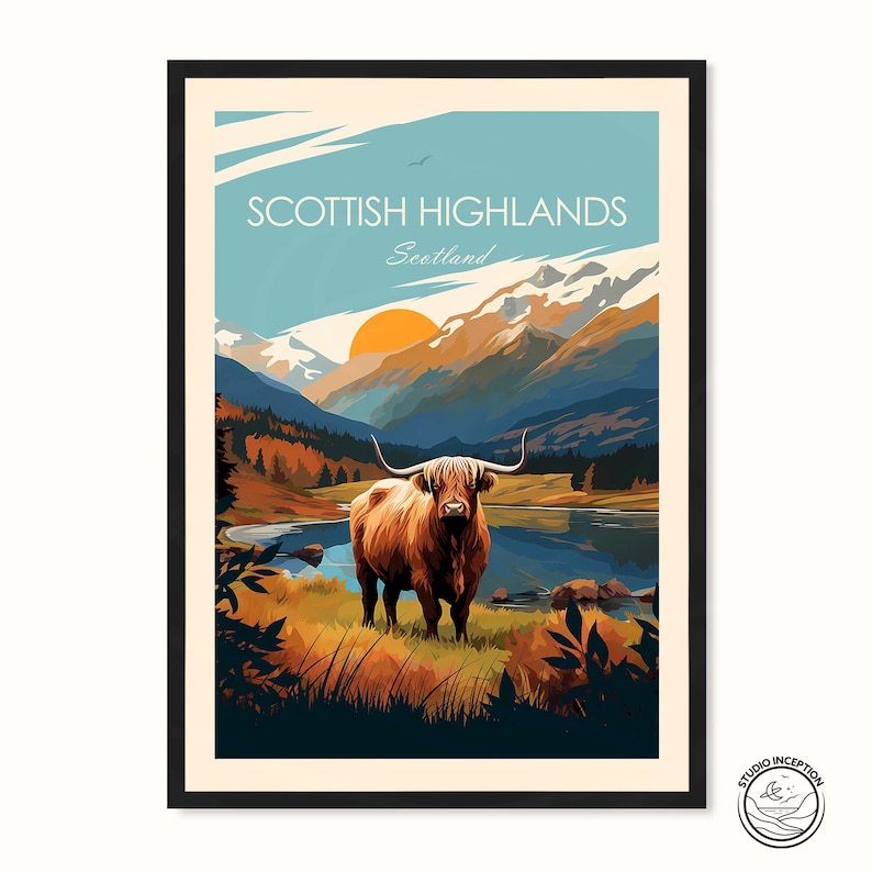 Puede incluir: Un cartel de viaje vintage con una vaca de las Tierras Altas de Escocia de pie en un campo con un lago y monta&ntilde;as en el fondo. El cartel tiene el texto "Scottish Highlands, Scotland" en la parte superior.