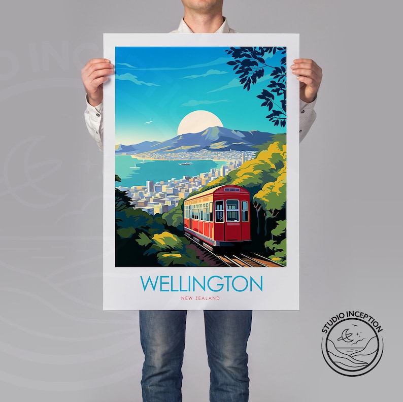 Może przedstawiać: Plakat z żywą ilustracją Wellington w Nowej Zelandii. Czerwony wagonik kolejki linowej zjeżdża po torze, z miastem i portem w tle. Na plakacie widnieją napisy "WELLINGTON" i "NEW ZEALAND".