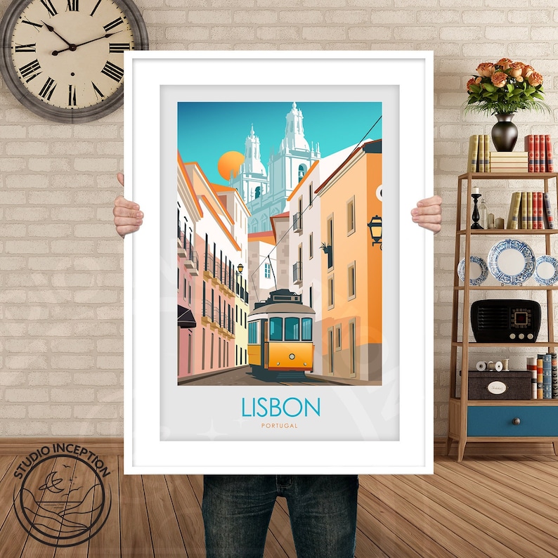 Peut inclure: Une illustration color&eacute;e d'un tramway jaune descendant une rue de Lisbonne, au Portugal. Les b&acirc;timents sont un m&eacute;lange de couleurs pastel et le ciel est bleu avec un soleil &eacute;clatant.