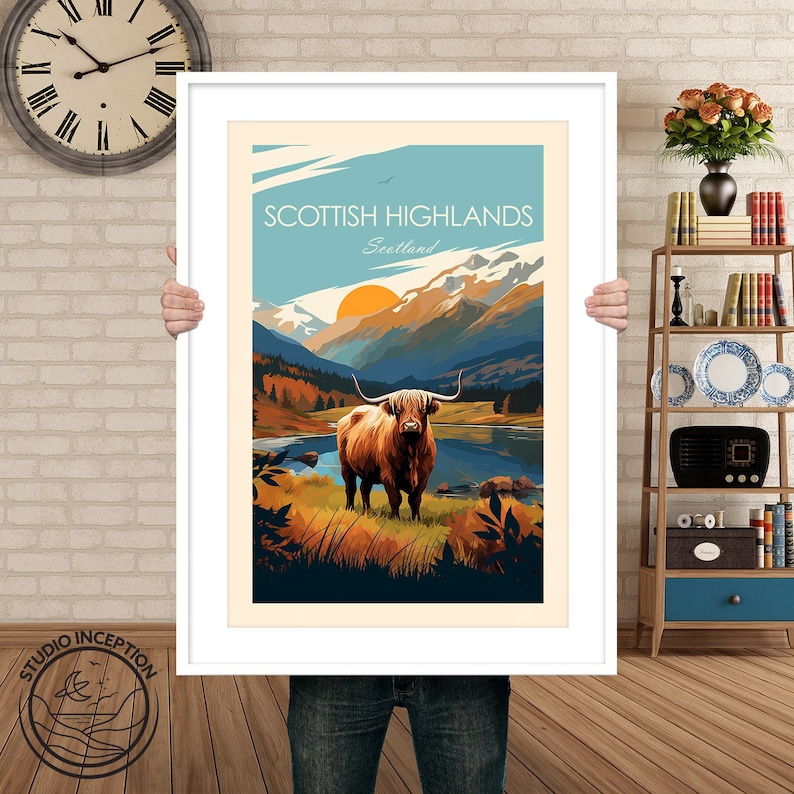 Puede incluir: Un p&oacute;ster de viaje vintage con una vaca de las Tierras Altas de Escocia de pie en un campo con monta&ntilde;as y un lago en el fondo. El p&oacute;ster tiene el texto "Scottish Highlands, Scotland" en la parte superior.