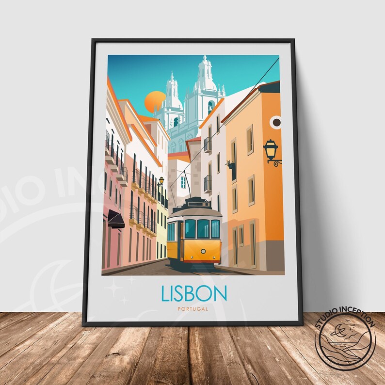 Peut inclure: Un tramway jaune et bleu monte dans une rue &eacute;troite bord&eacute;e de b&acirc;timents color&eacute;s &agrave; Lisbonne, au Portugal. Le texte "LISBONNE" et "PORTUGAL" est imprim&eacute; sous le tramway.
