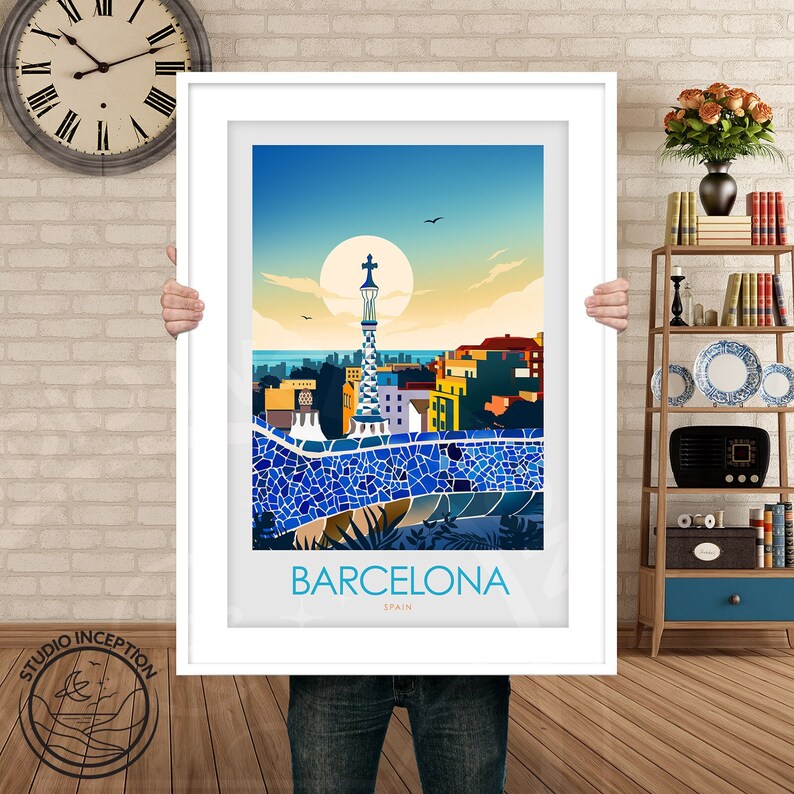 K&ouml;nnte beinhalten: Eine farbenfrohe Illustration der Skyline von Barcelona mit dem ikonischen Park G&uuml;ell Mosaik im Vordergrund. Der Text "BARCELONA SPANIEN" ist unter dem Bild gedruckt.