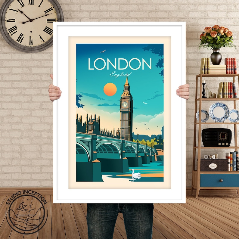 Pode incluir: Um p&ocirc;ster de viagem vintage com uma ilustra&ccedil;&atilde;o colorida do Big Ben e as Casas do Parlamento em Londres, Inglaterra. O p&ocirc;ster tem um c&eacute;u azul com um sol laranja brilhante e um cisne branco no rio T&acirc;misa.