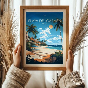 Pode incluir: Um p&ocirc;ster de viagem vintage emoldurado com uma ilustra&ccedil;&atilde;o colorida de uma cena de praia em Playa del Carmen, M&eacute;xico. O p&ocirc;ster apresenta palmeiras, uma praia, o oceano e um c&eacute;u azul com nuvens brancas. O texto "PLAYA DEL CARMEN" e "M&eacute;xico" est&aacute; impresso no p&ocirc;ster.