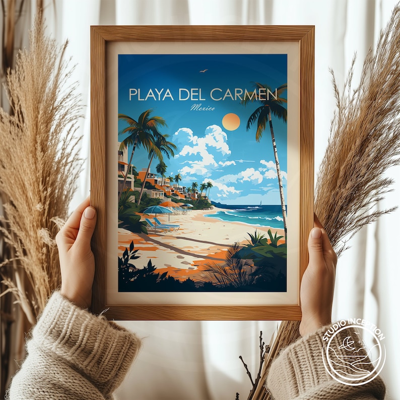 Pode incluir: Um p&ocirc;ster de viagem vintage emoldurado com uma ilustra&ccedil;&atilde;o colorida de uma cena de praia em Playa del Carmen, M&eacute;xico. O p&ocirc;ster apresenta palmeiras, uma praia, o oceano e um c&eacute;u azul com nuvens brancas. O texto "PLAYA DEL CARMEN" e "M&eacute;xico" est&aacute; impresso no p&ocirc;ster.