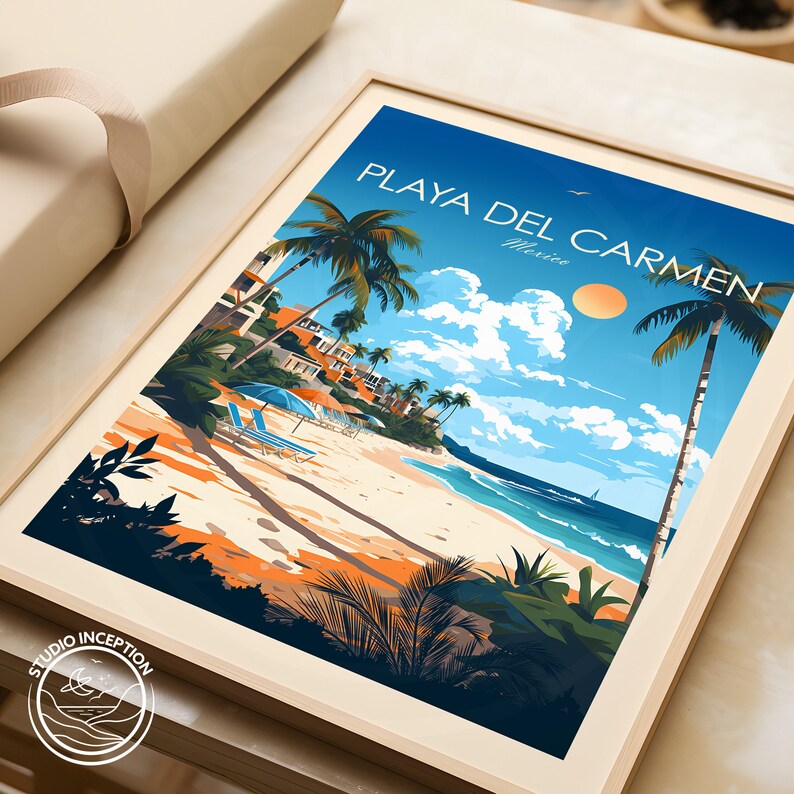 Pode incluir: Uma ilustra&ccedil;&atilde;o colorida de Playa del Carmen, M&eacute;xico, apresentando uma cena de praia com palmeiras, um oceano azul e uma praia de areia branca. O texto "PLAYA DEL CARMEN" est&aacute; escrito em negrito, em branco, na parte superior da imagem, com "M&eacute;xico" escrito em uma fonte menor abaixo.