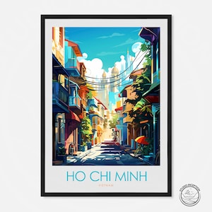 Könnte beinhalten: Eine farbenfrohe Illustration einer Straßenszene in Ho-Chi-Minh-Stadt, Vietnam. Das Bild zeigt eine schmale Straße, die von bunten Gebäuden und üppigem Grün gesäumt ist. Die Straße ist leer, bis auf ein Fahrrad, das am Straßenrand geparkt ist.