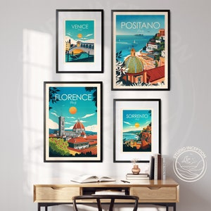 Puede incluir: Cuatro p&oacute;sters de viaje enmarcados con ilustraciones coloridas de ciudades italianas. Los p&oacute;sters presentan Venecia, Positano, Florencia y Sorrento. Cada p&oacute;ster tiene el nombre de la ciudad y "Italia" escrito en texto blanco sobre un fondo azul.