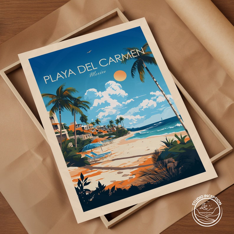 Pode incluir: Um cartaz de viagem de estilo vintage que apresenta uma cena de praia com palmeiras, um c&eacute;u azul com nuvens brancas e um sol laranja brilhante. O texto no cartaz diz "PLAYA DEL CARMEN, M&eacute;xico".