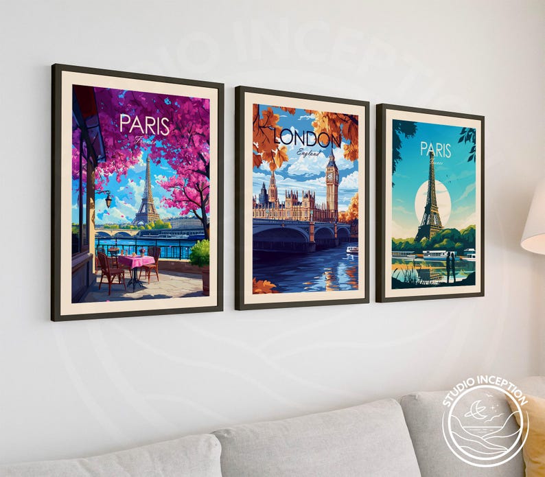 Puede incluir: Tres impresiones enmarcadas de paisajes urbanos. Las impresiones de la izquierda y la derecha presentan una vista de la Torre Eiffel en Par&iacute;s, Francia. La impresi&oacute;n del medio presenta una vista del Palacio de Westminster y el Big Ben en Londres, Inglaterra.