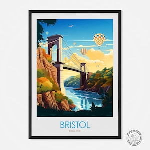 Könnte beinhalten: Gerahmter Kunstdruck mit einer farbenfrohen Illustration der Clifton Suspension Bridge in Bristol, England. Das Kunstwerk zeigt die Brücke über einem Fluss, mit Heißluftballons am Himmel. Das Wort "BRISTOL" ist unten aufgedruckt.