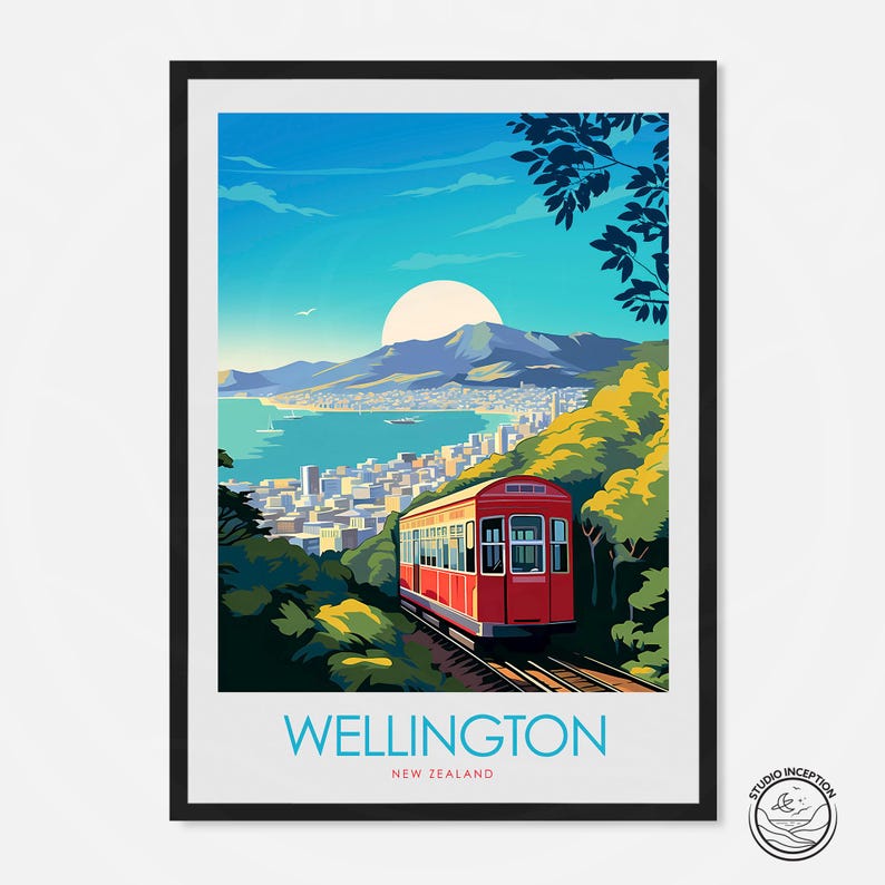 Może przedstawiać: Oprawiony wydruk artystyczny z ilustracją Wellington, Nowa Zelandia. Czerwony wagonik kolejki linowej wjeżdża po torze, z widokiem na miasto nad morzem, g&oacute;ry i duże słońce w tle. Słowo "WELLINGTON" jest wydrukowane na niebiesko.