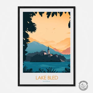 Può includere: Un'illustrazione colorata del lago di Bled in Slovenia, con una chiesa su un'isola nel lago, circondata da montagne e alberi. Il testo "LAKE BLED" e "SLOVENIA" è stampato sotto l'immagine.