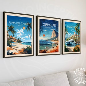 Pode incluir: Tr&ecirc;s p&ocirc;steres de viagem emoldurados com uma est&eacute;tica vintage. Os p&ocirc;steres apresentam ilustra&ccedil;&otilde;es de Playa del Carmen, M&eacute;xico, Gibraltar e Marbella, Espanha. Cada p&ocirc;ster tem uma combina&ccedil;&atilde;o de cores azul e laranja e apresenta uma cena de praia.